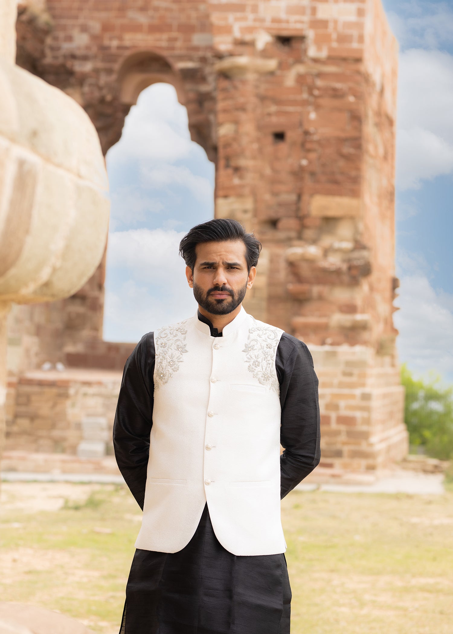Black and White Vase Coat Sherwani – Azlan Shehzad